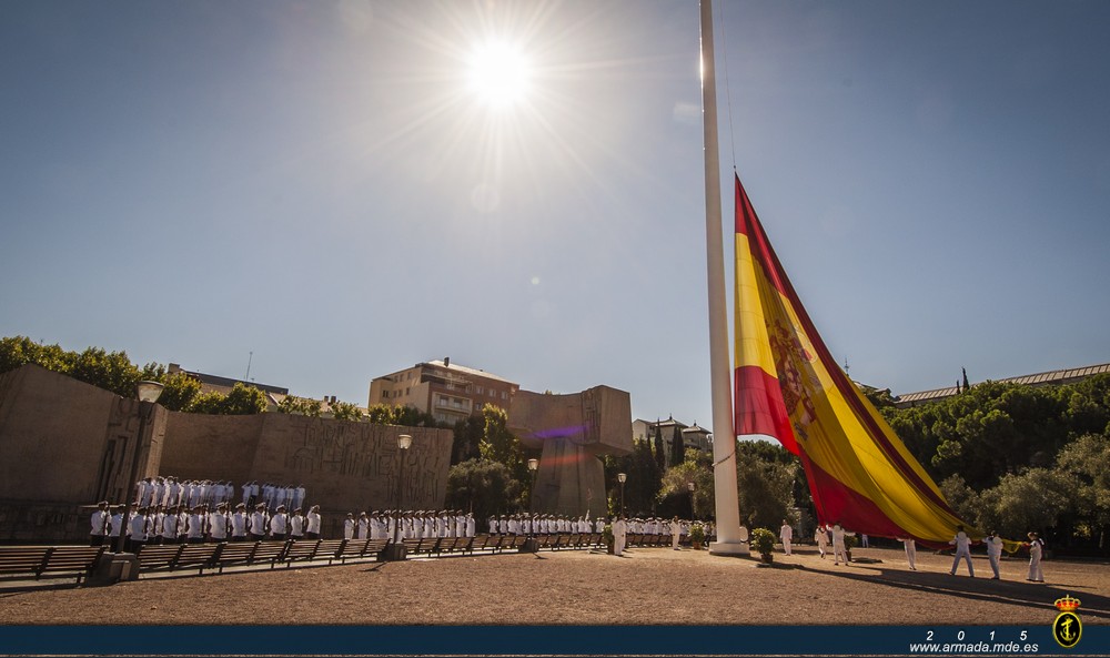 V SEMANA NAVAL MADRID 2015. Izado de la Bandera Nacional en la Plaza de Colón